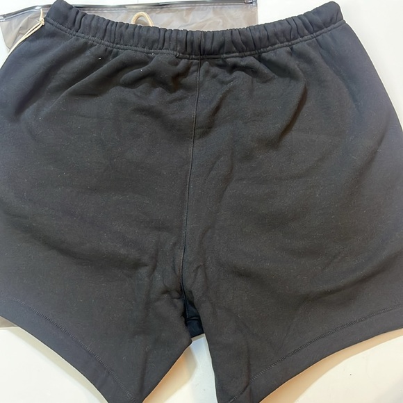 - Fear of god essentials jet black sweat shorts(black collection) - Picture 6 of 7